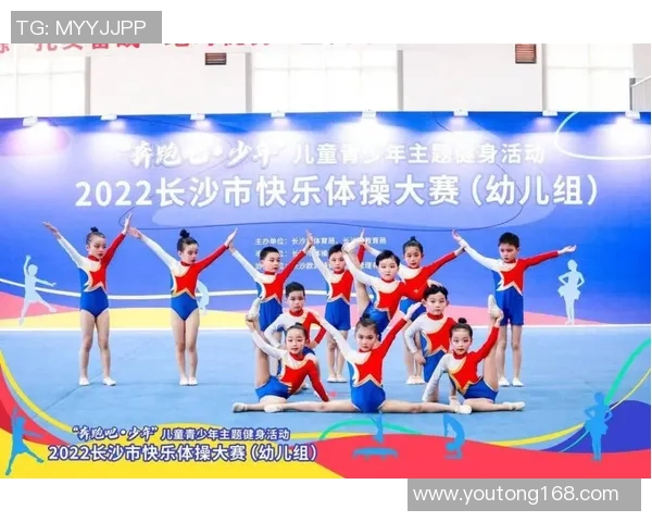 小朋友们在篮球场上展现活力与团队精神的精彩瞬间视频合集