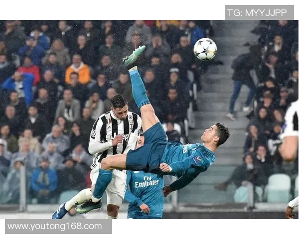 球迷疯狂冲进场内抢夺C罗球衣引发热议的欧冠奇葩事件 球迷疯狂冲进场内抢夺C罗球衣引发热议的欧冠奇葩事件